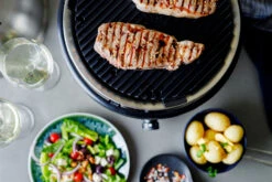 Cobb Grill Premier+ Gas Deluxe Gasgrill 30mbar - Modell 2023 -Grillzubehörladen Cobb Premier Plus Deluxe Gasgrill Lifestyle