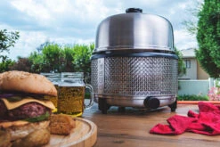 Cobb Grill Premier+ Gas Deluxe Gasgrill 30mbar - Modell 2023 -Grillzubehörladen Cobb Premier Plus Deluxe Tischgrill Lifestyle