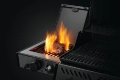 Napoleon Freestyle 425 Gasgrill - Mit Sizzle Zone - Limited Robin Schulz Barbecue Edition - Inkl. Mega Zubehörpaket -Grillzubehörladen Freestyle F365 F425 Detail IR SideBurner Steak