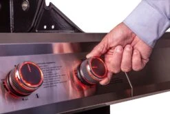 Grillfürst G750G Borussia Dortmund Edition 7-Brenner Doppelkammer - Gasgrill Mit Hochtemperaturbrenner, Seitenkocher, Heckbrenner Und Gusseisen Roste -Grillzubehörladen Grill Beleuchtung rot Grillfuerst Gasgrill Drehregler 1