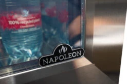 Napoleon Outdoor - Kühlschrank, 135 Liter, Linksdrehende Tür Mit Doppelverglasung Und LED Beleuchtung - Wasserdicht Nach IP24 -Grillzubehörladen NFR135ORGL Napoleon Kuehlschrank doppelt verglast