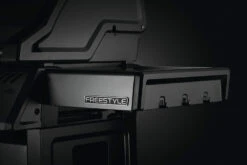 Napoleon Freestyle 425 Gasgrill - Mit Sizzle Zone - Limited Robin Schulz Barbecue Edition - Inkl. Mega Zubehörpaket -Grillzubehörladen Napoleon Freestyle Seitenablage Besteckhaken