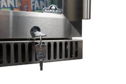 Napoleon Outdoor - Kühlschrank, 135 Liter, Linksdrehende Tür Mit Doppelverglasung Und LED Beleuchtung - Wasserdicht Nach IP24 -Grillzubehörladen Napoleon Kuehlschrank abschliessbarNFR135OLGL