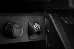 Napoleon Phantom Freestyle 425 Gasgrill, Mattschwarz - Mit Sizzle Zone Und Tür - Modell 2023 -Grillzubehörladen Napoleon Phantom Freestyle F425DSIBPK PHM Detail Bottle Opener