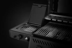 Napoleon Phantom Freestyle 425 Gasgrill, Mattschwarz - Mit Sizzle Zone Und Tür - Modell 2023 -Grillzubehörladen Napoleon Phantom Freestyle F425DSIBPK PHM Detail Side Burner