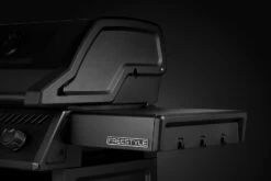 Napoleon Phantom Freestyle 425 Gasgrill, Mattschwarz - Mit Sizzle Zone Und Tür - Modell 2023 -Grillzubehörladen Napoleon Phantom Freestyle F425DSIBPK PHM Detail Side Shelves