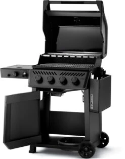 Napoleon Phantom Freestyle 425 Gasgrill, Mattschwarz - Mit Sizzle Zone Und Tür - Modell 2023 -Grillzubehörladen Napoleon Phantom Freestyle F425DSIBPK PHM Prod Open Ang