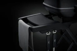 Napoleon Phantom TravelQ PRO285X Kompakt Gasgrill, Mattschwarz - Mit Klappbarem Wagen Inkl. Warmhalterost - Modell 2023 -Grillzubehörladen Napoleon Phantom TravelQ PRO285X Seitenablagen