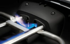 Napoleon Phantom TravelQ PRO285X Kompakt Gasgrill, Mattschwarz - Mit Klappbarem Wagen Inkl. Warmhalterost - Modell 2023 -Grillzubehörladen Napoleon Phantom TravelQ PRO285X jet fire zuendung