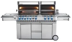 Napoleon Prestige Pro 825-3 Edelstahl Gasgrill Inkl. Drehspieß Und Bodenbeleuchtung - Modell 2023 - SMART Deal Inkl. Grillfürst Grill Control Mit Companion Device Und Einstichthermometer -Grillzubehörladen Napoleon Prestige Pro 825 Gasgrill offen