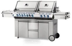 Napoleon Prestige Pro 825-3 Edelstahl Gasgrill Inkl. Drehspieß Und Bodenbeleuchtung - Modell 2023 - SMART Deal Inkl. Grillfürst Grill Control Mit Companion Device Und Einstichthermometer -Grillzubehörladen Napoleon Prestige Pro 825 Gasgrill seitlich