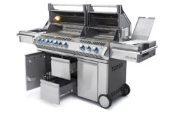 Napoleon Prestige Pro 825-3 Edelstahl Gasgrill Inkl. Drehspieß Und Bodenbeleuchtung - Modell 2023 - SMART Deal Inkl. Grillfürst Grill Control Mit Companion Device Und Einstichthermometer -Grillzubehörladen Napoleon Prestige Pro 825 Gasgrill seitlich offen