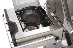 Napoleon Prestige Pro 825-3 Edelstahl Gasgrill Inkl. Drehspieß Und Bodenbeleuchtung - Modell 2023 - SMART Deal Inkl. Grillfürst Grill Control Mit Companion Device Und Einstichthermometer -Grillzubehörladen Napoleon Prestige Pro 825 Seitenbrenner Gemuesekorb