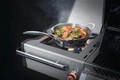 Napoleon Prestige Pro 825-3 Edelstahl Gasgrill Inkl. Drehspieß Und Bodenbeleuchtung - Modell 2023 - SMART Deal Inkl. Grillfürst Grill Control Mit Companion Device Und Einstichthermometer -Grillzubehörladen Napoleon Prestige Pro 825 Seitenbrenner Wok