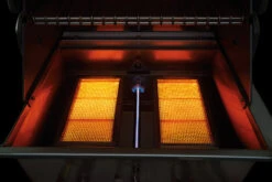 Napoleon Prestige Pro 825-3 Edelstahl Gasgrill Inkl. Drehspieß Und Bodenbeleuchtung - Modell 2023 - SMART Deal Inkl. Grillfürst Grill Control Mit Companion Device Und Einstichthermometer -Grillzubehörladen Napoleon Prestige Pro 825 sizzle zone