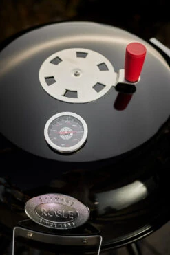 Rösle Holzkohlegrill Kugelgrill No.1 F50 Sport - FC Bayern Edition - Inkl. FC Bayern Abdeckhaube 20 Rösle Holzkohlegrill Kugelgrill No.1 F50 Sport - FC Bayern Edition - Inkl. FC Bayern Abdeckhaube -Grillzubehörladen Roesle FC Bayern Deckelthermometer Logo