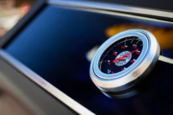 Rösle Videro G4-S VARIO+ Schwarz Gasgrill - FC Bayern Edition - Inkl. FC Bayern Abdeckhaube, Grillzange, Grillbürste Und Grillhandschuhe -Grillzubehörladen Roesle FC Bayern Gasgrill Logo Deckelthermometer 1