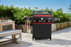 Rösle Videro G4-S VARIO+ Schwarz Gasgrill - FC Bayern Edition - Inkl. FC Bayern Abdeckhaube, Grillzange, Grillbürste Und Grillhandschuhe -Grillzubehörladen Roesle FC Bayern Muenchen Grill Videro G4 S