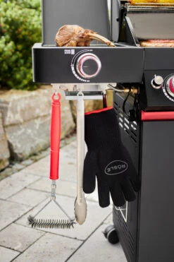 Rösle Videro G2-S VARIO+ Schwarz Gasgrill - FC Bayern Edition 31 Rösle Videro G2-S VARIO+ Schwarz Gasgrill - FC Bayern Edition -Grillzubehörladen Roesle FC Bayern Videro Grill Prime Zone Besteckhaken