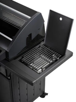 Rösle Gasgrill Magnum PRO G4-S - X-DEAL Inkl. Abdeckhaube, Gusseisen Grillplatte Und Drehspieß - Modell 2023 -Grillzubehörladen Roesle Gagsrill Magnum Pro Prime Zone offen2