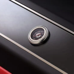 Rösle Videro G4-S VARIO+ Schwarz Gasgrill - FC Bayern Edition - Inkl. FC Bayern Abdeckhaube, Grillzange, Grillbürste Und Grillhandschuhe -Grillzubehörladen Roesle Gasgrill Videro FC Bayern Detail Deckeltermometer 1