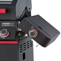 Rösle Videro G4-S VARIO+ Schwarz Gasgrill - FC Bayern Edition - Inkl. FC Bayern Abdeckhaube, Grillzange, Grillbürste Und Grillhandschuhe -Grillzubehörladen Roesle Gasgrill Videro FC Bayern Detail Seitenablage