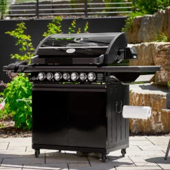 Rösle Gasgrill Magnum PRO G4-S - X-DEAL Inkl. Abdeckhaube, Gusseisen Grillplatte Und Drehspieß - Modell 2023 -Grillzubehörladen Roesle Magnum PRO G4 S Lifestyle