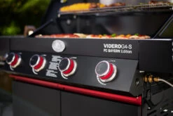 Rösle Videro G4-S VARIO+ Schwarz Gasgrill - FC Bayern Edition - Inkl. FC Bayern Abdeckhaube, Grillzange, Grillbürste Und Grillhandschuhe -Grillzubehörladen Roesle Videro FC Bayern Edition Bedienblende G4 S