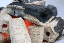 Greek Fire Holzkohlebriketts 10kg -Grillzubehörladen greek fire briketts glut detail